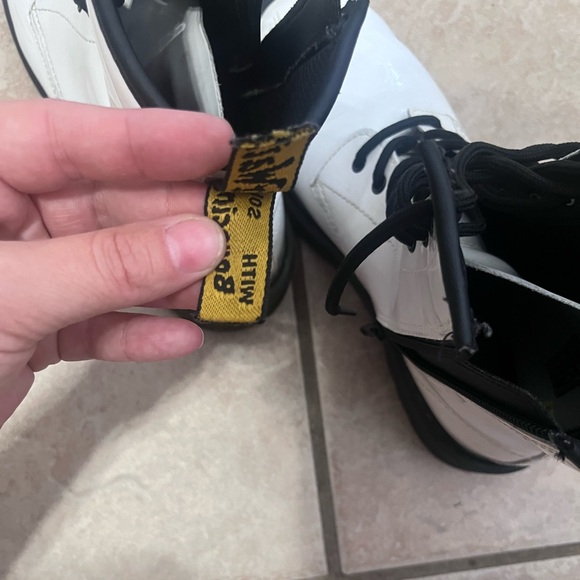 Dr. Martens GIRLS size 6. Like new. Cut on one of the pull tabs. Gently worn - Picture 4 of 6